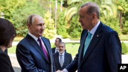 Tổng thống Nga Vladimir Putin (trái) chào đón Tổng thống Thổ Nhĩ Kỳ Recep Tayyip Erdogan tại thành phố nghỉ mát Biển Đen Sochi của Nga, thứ Hai, ngày 4/9/2023. 