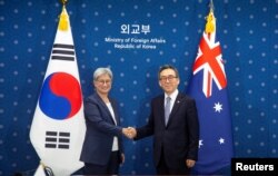 Menteri Luar Negeri Australia Penny Wong berjabat tangan dengan Menteri Luar Negeri Korea Selatan Cho Tae-yul sebelum pertemuan mereka di Kementerian Luar Negeri di Seoul, Korea Selatan. 30 Juli 2024. (JEON HEON-KYUN/Pool via REUTERS)