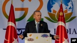 Presiden Turki Recep Tayyip Erdogan memberi isyarat saat berbicara pada konferensi pers akhir KTT G20, di New Delhi, India, 10 September 2023. (Foto: AP)