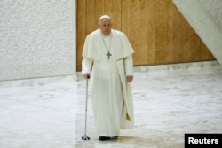 Paus Fransiskus menghadiri audiensi umum mingguan di aula Paulus VI di Vatikan, 27 Maret 2024. (Foto: REUTERS/Remo Casilli)