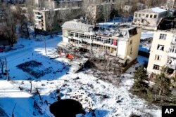 Un edificio destrozado en Bájmut, en el este de Ucrania, el 13 de febrero de 2023.