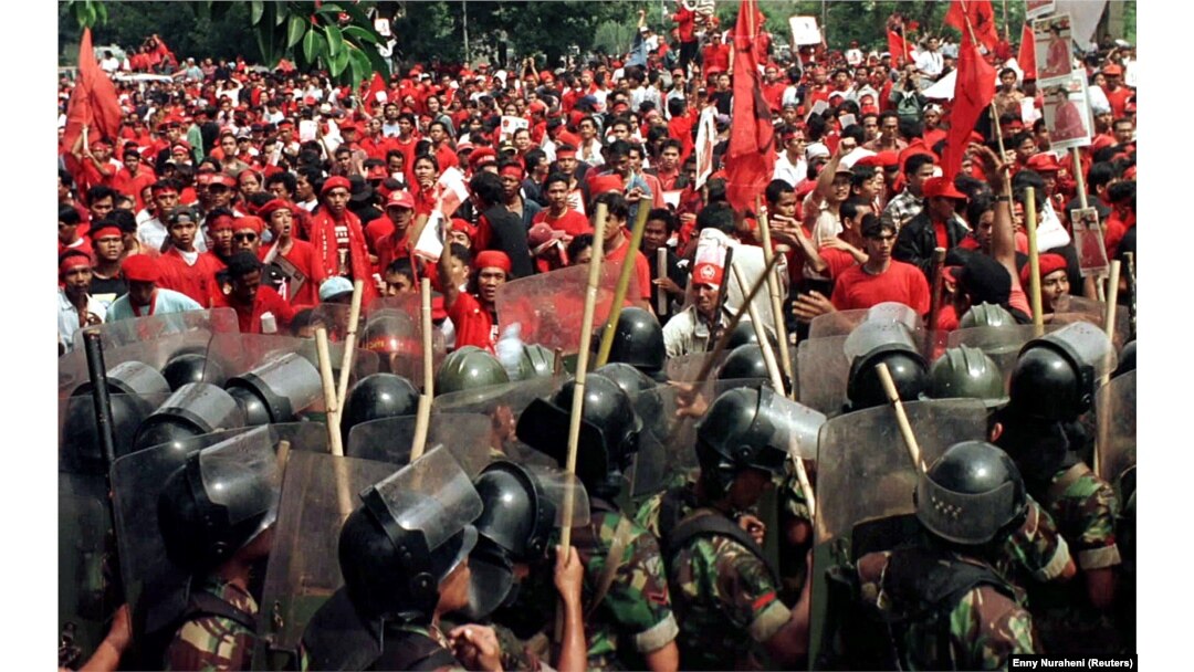 Polisi mencegah para pendukung Megawati Soekarnoputri yang menghadapi oposisi dari Ketua PDI Soerjadi yang dibekingi pemerintah dalam demo pada 20 Juni 1996. Satu bulan kemudian, konflik internal partai berujung pada Kerusuhan 27 Juli atau Kudatuli. (Foto: Enny Nuraheni/Reuters)