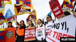 "自由西藏 "运动的抗议者在澳大利亚堪培拉国会大厦参加由中共政权受害者联盟(Alliance for Victims of the Chinese Communist Regime)组织的集会，中国外交部长王毅当天正在澳大利亚访问。（2024年3月20日）
