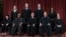 ARCHIVO - Los jueces de la Corte Suprema de Estados Unidos con su presidente John Roberts, al centro, posan para un retrato institucional el 7 de octubre de 2022.