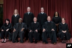 9 Hakim Mahkamah Agung AS mengambil keputusan dengan suara 6 banding 3 hari Senin, 1 Juli 2024 (foto: dok).