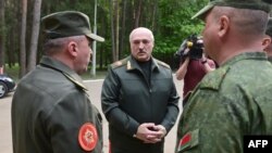 Белорускиот претседател ја посети централната команда на воздухопловните сили по речиси еднонеделно отсуство во јавност и по извештаите за наводна лоша здравствена состојба