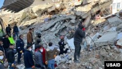 USAID ekibi Adıyaman'da enkazda çalışma yürütürken, 9 Şubat 2023. 