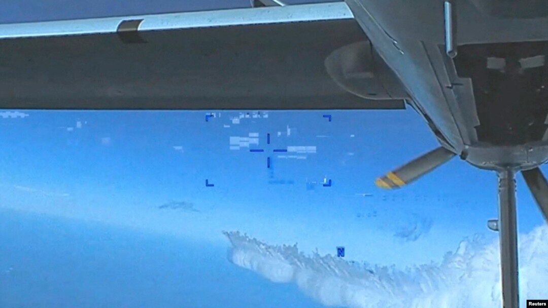 Снимок, сделанный беспилотником MQ-9, летевшим над Черным морем. На снимке видны фрагменты топлива, сброшенного российским истребителем Су-27. Снимок сделан 14 марта 2023 г.
