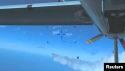 Ruski borbeni avion Suhoj Su-27 ispušta gorivo dok leti ka bespilotnoj letelici MQ-9 američkog ratnog vazduhoplovstva za obaveštajne službe, nadzor i izviđanje, iznad Crnog mora, 14. marta 2023.