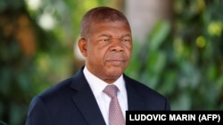O presidente angolano João Lourenço prestes a receber o presidente francês Emmanuel Macron no palácio presidencial da Casa Rosada, em Luanda, a 3 de Março de 2023. 