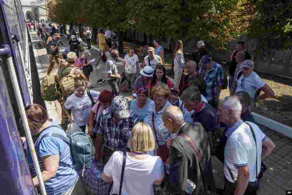 Las personas esperan para abordar un tren de evacuación en Pokrovsk, región de Donetsk, Ucrania, el lunes 19 de agosto de 2024.&nbsp;