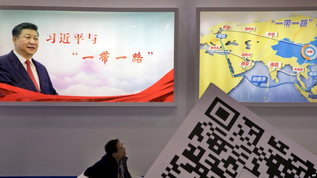 资料照：北京举办的一个一带一路会议上展示的习近平像与一带一路地图。（2017年4月28日）(photo:VOA)