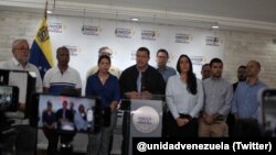 Simón Calzadilla, representante de la Plataforma Unitaria encabeza una conferencia de prensa el jueves 17 de agosto de 2023, en Caracas.