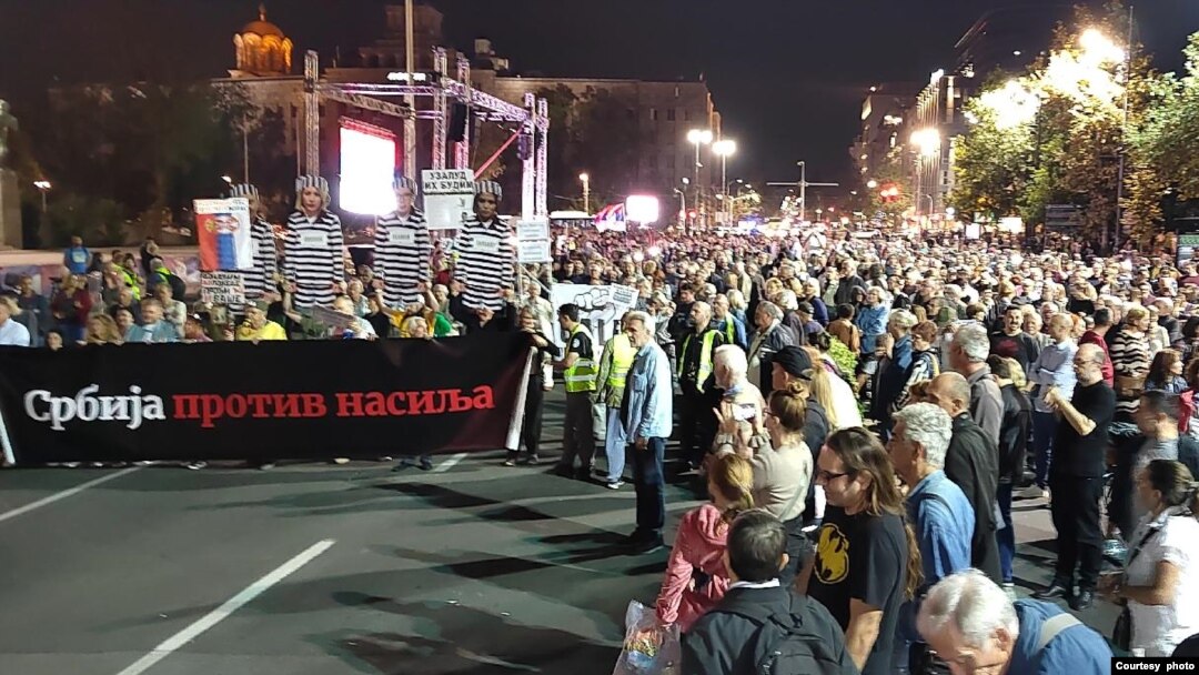 Građani okupljeni ispred bine tokom protesta "Srbija protiv nasilja", ispred Doma Narodne skupštine, u Beogradu, 7. oktobra 2023. (Foto: FoNet)