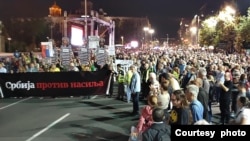 Građani okupljeni ispred bine tokom protesta "Srbija protiv nasilja", ispred Doma Narodne skupštine, u Beogradu, 7. oktobra 2023. (Foto: FoNet)