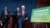 Senator Chuck Schummer (kanan) menggelar konferensi pers untuk membahas legalisasi ganja di Amerika Serikat, dalam konferensi pers di Washington, pada 30 April 2024. (Foto: AP/J. Scott Applewhite)