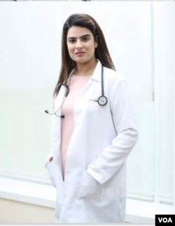 ڈاکٹر علینہ علی کینیڈا میں مقیم ایک ای ڈاکٹر جو اس وقت ایک پریکٹسنگ فزیشن ہیں