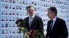 El Ministro de Asuntos Exteriores de Ucrania, Dmytro Kuleba, izquierda, y el secretario de Estado de EEUU, Antony Blinken, caminan con ramos de rosas rojas frente al Muro de la Memoria de los Defensores Caídos de Ucrania, en Kiev, el miércoles 15 de mayo de 2024. 