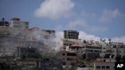 以色列军队与巴勒斯坦激进分子在约旦河西岸城市杰宁交战，城内浓烟滚滚。(2023年6月19如)