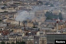 Asap mengepul di atas atap setelah ledakan gas di pusat kota Paris, Prancis, 21 Juni 2023. (REUTERS/Stephanie Lecocq)