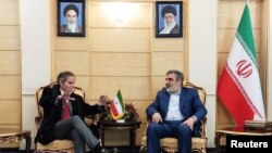 Direktur Jenderal Badan Energi Atom Internasional (IAEA) Rafael Grossi disambut Behrouz Kamalvandi, juru bicara Organisasi Energi Atom Iran (AEOI), setibanya di Teheran, Iran, 3 Maret 2023. (Organisasi Energi Atom Iran/WANA ( Kantor Berita Asia Barat)/Handout via REUTERS)