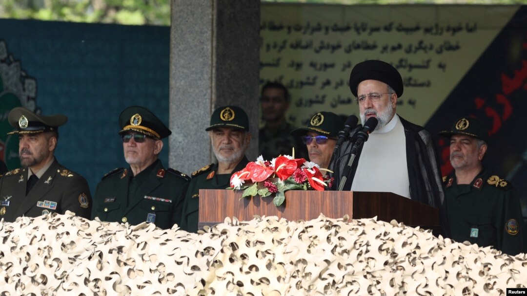 Iranski predsjednik Ebrahim Raisi drži govor tokom ceremonije parade povodom Dana nacionalne vojske u Teheranu, 17. aprila 2024.