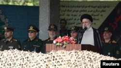 Iranski predsjednik Ebrahim Raisi drži govor tokom ceremonije parade povodom Dana nacionalne vojske u Teheranu, 17. aprila 2024.