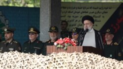 Presiden Iran Ebrahim Raisi menyampaikan pidato pada upacara parade Hari Tentara Nasional di Teheran, 17 April 2024. (Majid Asgaripour/WANA via Reuters)
