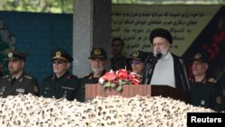 Presiden Iran Ebrahim Raisi menyampaikan pidato pada upacara parade Hari Tentara Nasional di Teheran, 17 April 2024. (Majid Asgaripour/WANA via Reuters)