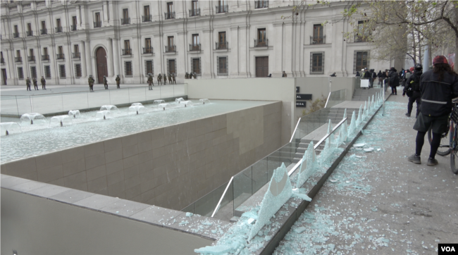 Una marcha pacífica pasó frente al Palacio de la Moneda y terminó en enfrentamientos con las fuerzas del orden, el 10 de septiembre de 2023.