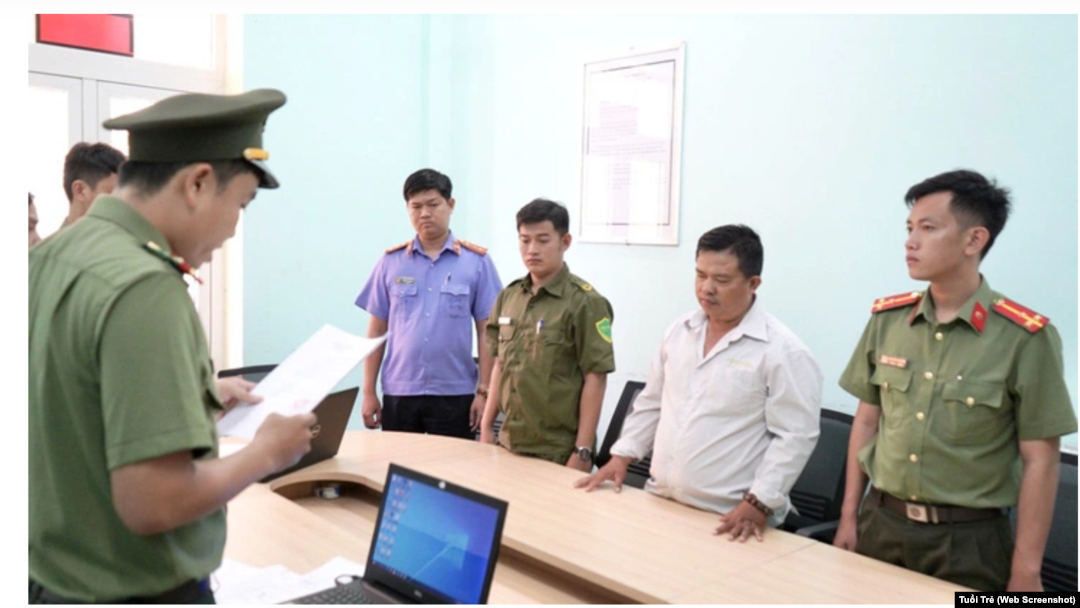 Công an đọc lệnh khởi tố, bắt ông Nguyễn Văn Trung vì tham gia tổ chức "Chính phủ quốc gia Việt Nam lâm thời" có trụ sở tại Mỹ.