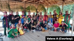 Masyarakat Adat Dayak di Kalimantan Barat yang sebagian juga petani sawit, bersepakat menjaga hutan dari ekspansi perkebunan. (Foto: Courtesy/Valens A)