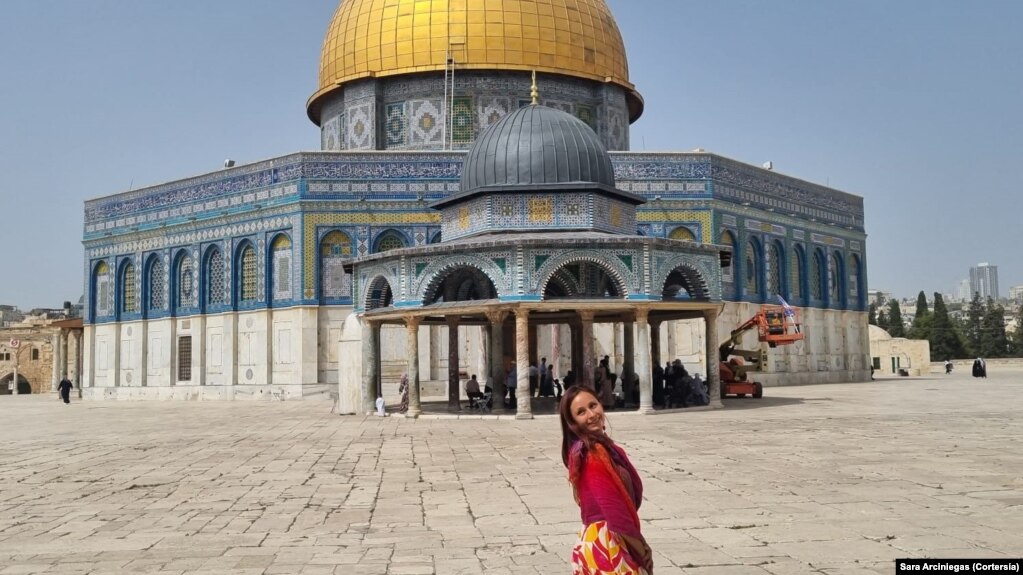 La colombiana Sara Arciniegas frente a la Cúpula de la Roca en Jerusalén. La científica nacida en Bogotá, vive hace cinco años en Israel y narra su experiencia durante el conflicto que aqueja la región.