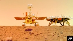 Robot penjelajah Mars China Zhurong terlihat di dekat platform pendaratannya, dalam gambar yang diambil dengan kamera jarak jauh, 11 Juni 2021. (Foto: CNSA via AP)