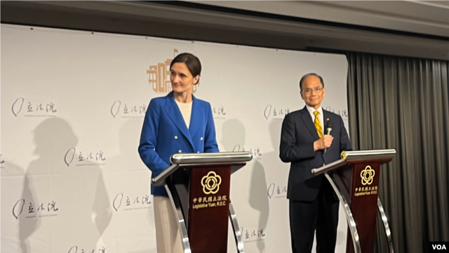 台灣立法院長遊錫堃(右)與立陶宛議會議長希爾利特(左)接受台灣媒體記者提問(美國之音/林乃絹)