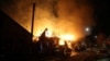 Vatrogasci se bore sa požarom nakon što je protivvazdušna odbrana oborila navodno ukrajinski dron, u Kursku, Rusija, 4. aprila 2024.