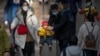 北京西站，2023年1月18日，一位男士推着坐在手提箱上的孩子。中国人口出生率开始缓慢下降，使中国领导人面临新的考验。