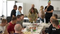 US TV host visits Ukraine, cooks for locals 