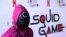 Seseorang berpakaian seperti karakter dari acara tersebut terlihat di acara FYSEE "Squid Game", Minggu, 12 Juni 2022 di Netflix FYSEE di Raleigh Studios di Los Angeles. (Foto: AP)