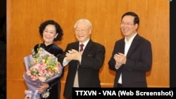 Bà Trương Thị Mai (trái) nhận quyết định từ Tổng bí thư Nguyễn Phú Trọng (giữa) làm thường trực Ban Bí thư Đảng để thay thế ông Võ Văn Thưởng (phải), người mới được Quốc hội Việt Nam bầu làm chủ tịch nước. 