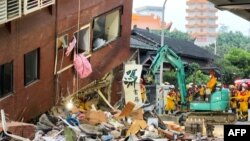 3일 지진으로 붕괴된 타이완 화롄현의 건물. 구조대원들이 생존자를 수색하고 있다.