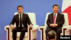 El presidente francés Emmanuel Macron y el presidente chino Xi Jinping asisten a una reunión del consejo empresarial franco-chino en Beijing, China, el 6 de abril de 2023. Ludovic Marin/Pool vía REUTERS