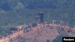 4일 한국 파주 비무장지대 근처에서 북한 군인들이 감시 초소 철조망 작업을 진행중이다.