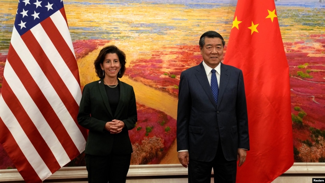 美國商務部長吉娜·雷蒙多（Gina Raimondo）與中國國務院副總理何立峰在北京人大會堂舉行會晤。（2023年8月29日）
