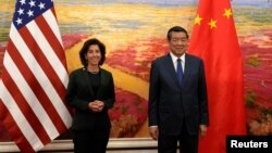 美國商務部長吉娜·雷蒙多（Gina Raimondo）與中國國務院副總理何立峰在北京人大會堂舉行會晤。（2023年8月29日）