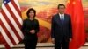 Menteri Perdagangan AS Gina Raimondo (kiri) melangsungkan pertemuan dengan Wakil PM China He Lifeng di Beijing hari Selasa (29/8). 