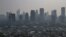 Pemandangan gedung-gedung bertingkat yang diselimuti kabut asap di Jakarta, 23 Agustus 2023. (Foto: REUTERS/Willy Kurniawan)