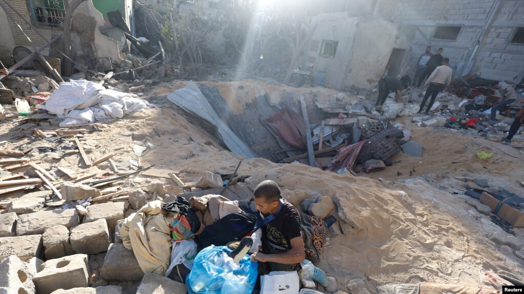 Palestinos inspeccionan el lugar de un ataque israelí contra una casa, en medio del conflicto entre Israel y el grupo islamista palestino Hamás, en Rafah, en el sur de la Franja de Gaza, el 8 de mayo de 2024.