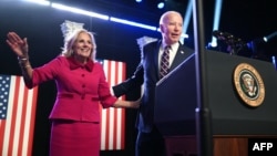 Rais wa Marekani Joe Biden na mkewe Jill Biden baada ya kuhutubia huko Pennsylvania Januari 5, 2024.