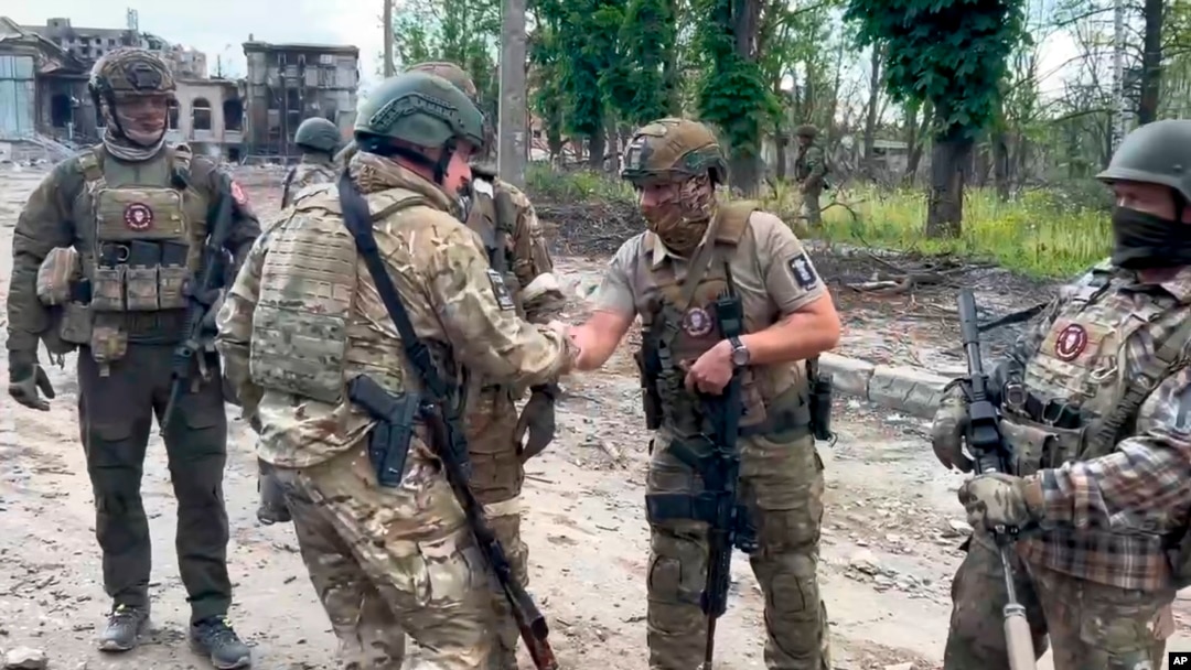 Tentara Rusia di Bakhmut, Ukraina (foto: ilustrasi). Sebagian besar warga Eropa anggap Rusia sebagai musuh pasca invasi ke Ukraina. 